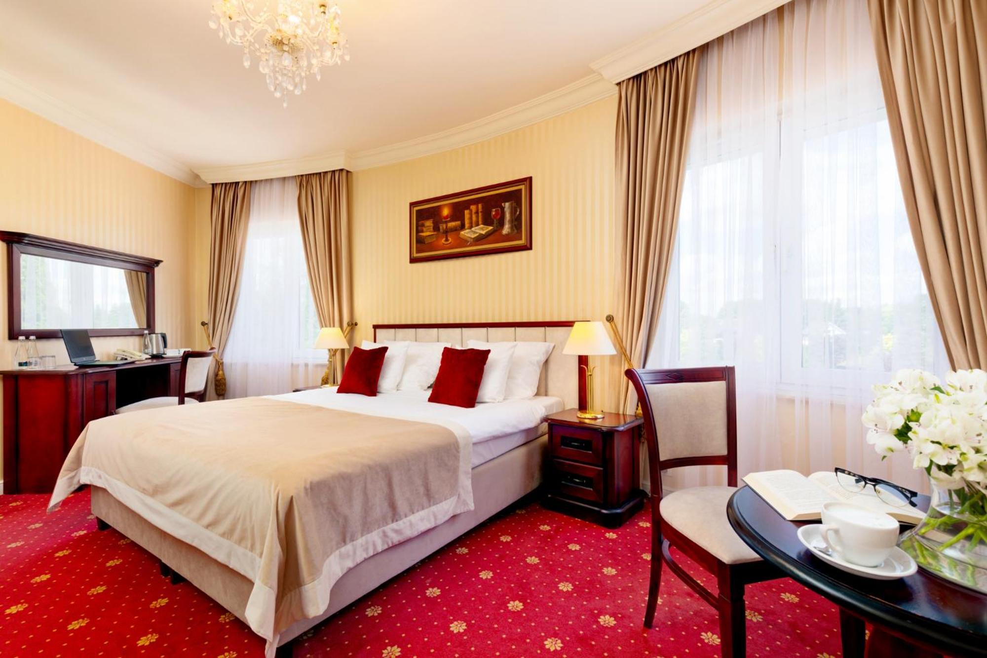 Palacyk Otrebusy Business & Spa ภายนอก รูปภาพ